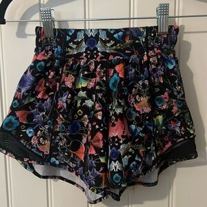 Cute floral Lululemon hottie hot shorts. 2.5” Sz 0